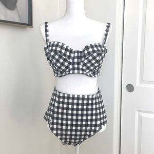 Pinup 50 inspired bikini and top.Top size 36DDD and bottoms xl. NWT.
